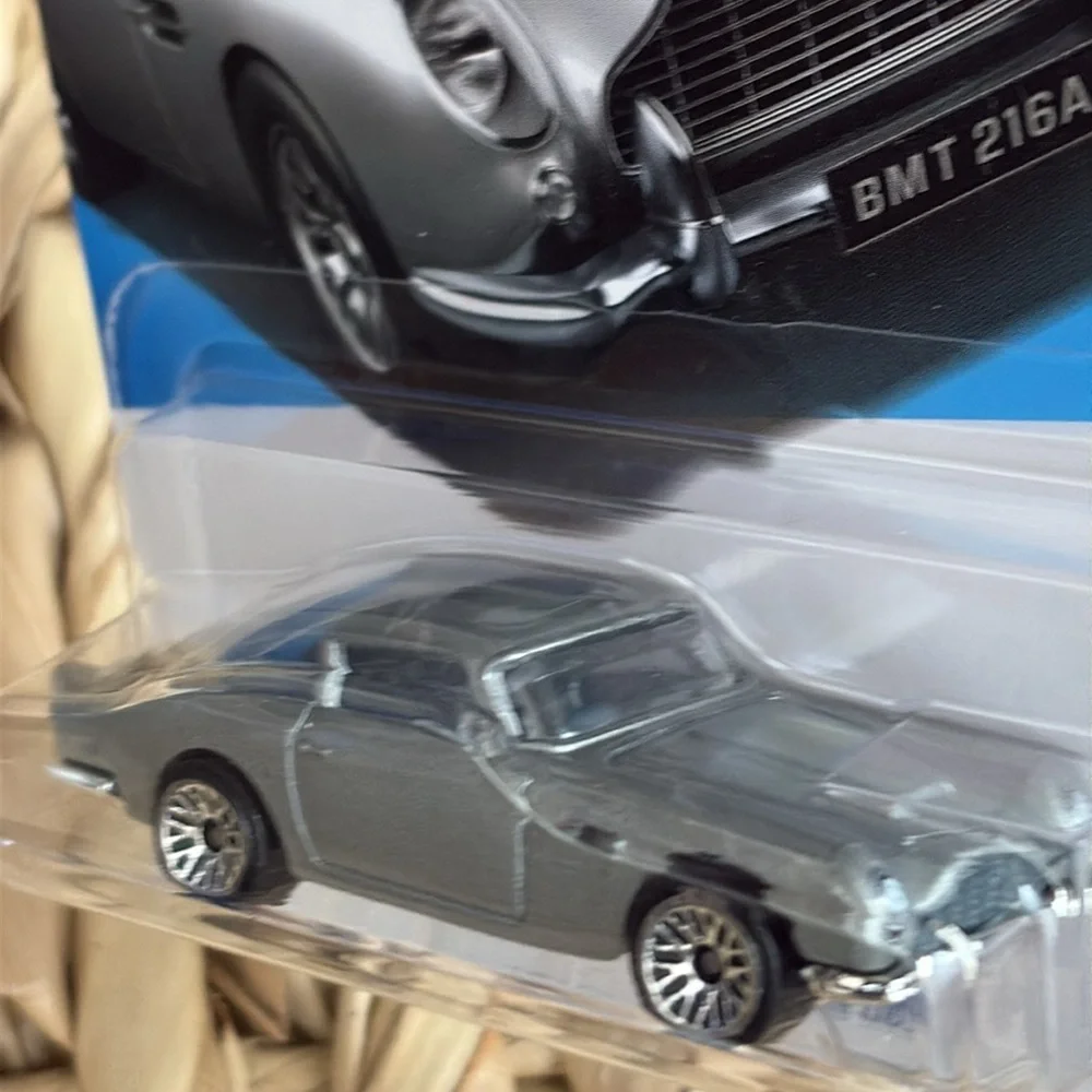 Hot Wheels Aston Martin 1963 DB5 60 Years Goldfinger James Bond Collectible Car